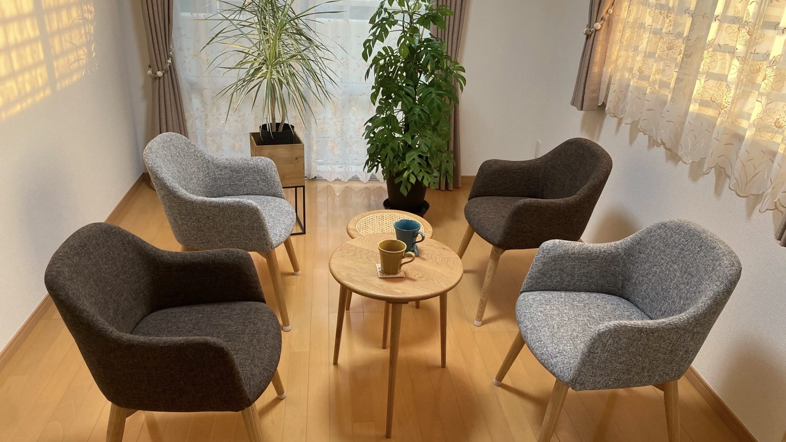 メインビジュアル　４脚の椅子