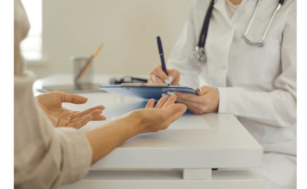 医師の診察を受けている画像