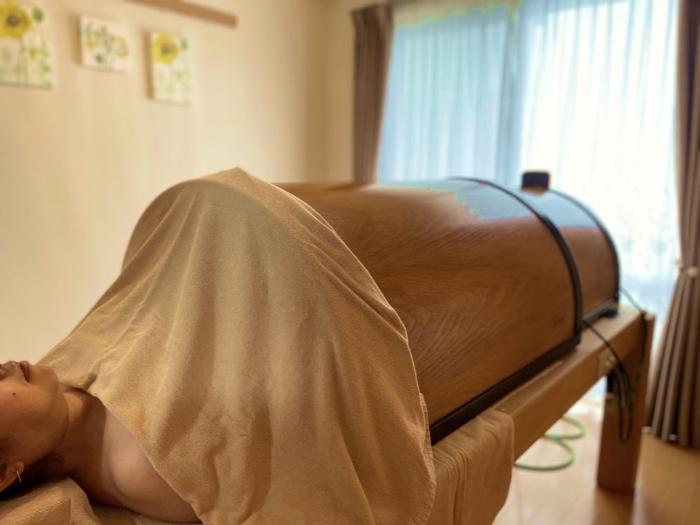 温熱療法施術を受ける女性
