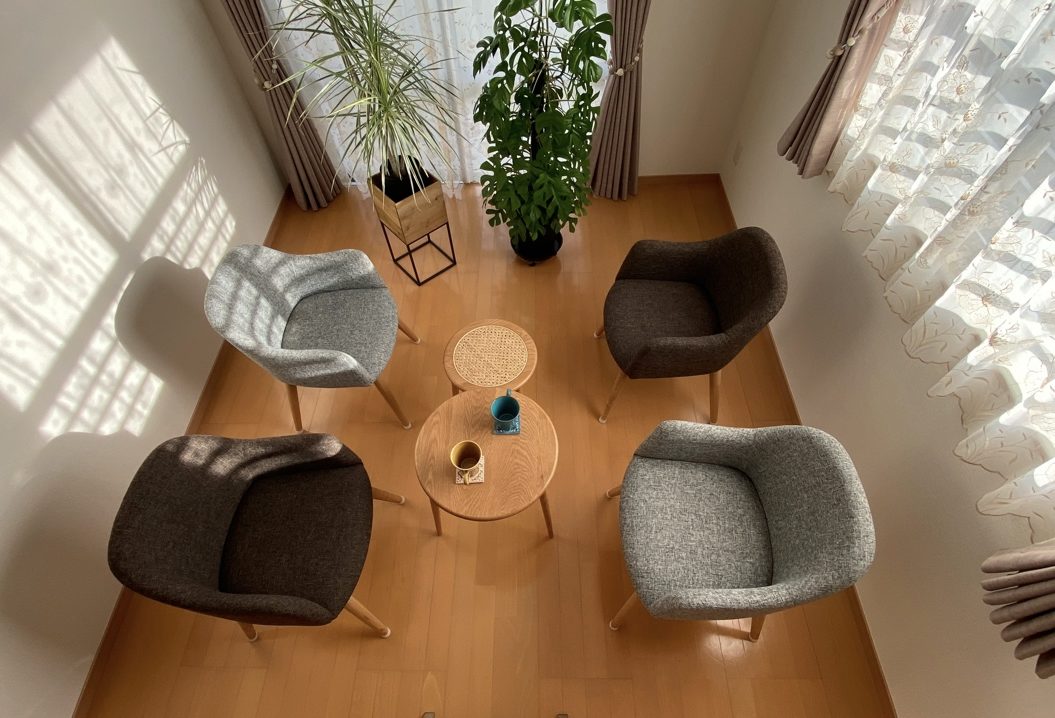 ４脚の椅子と2つのカップ