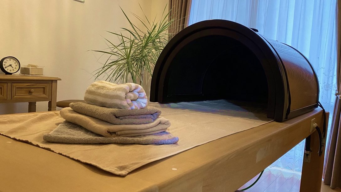 温熱ドームと畳まれたタオル