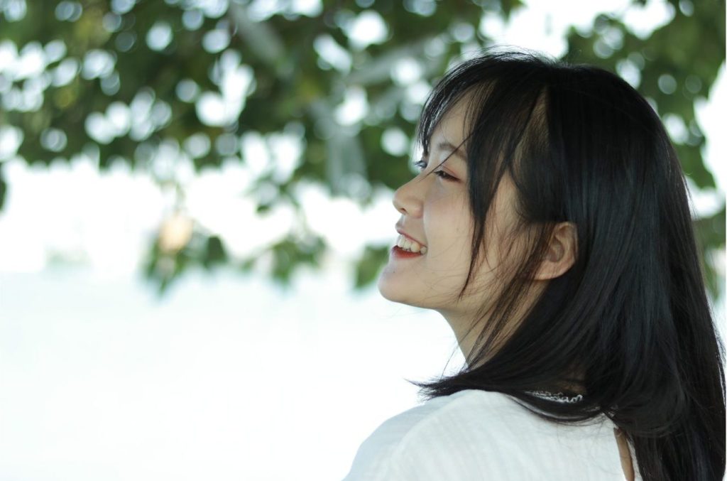 笑顔の若い女性