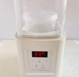 ヨーグルトメーカーで麹を発酵させている様子