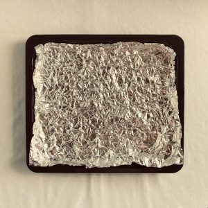 くしゃくしゃにしたアルミホイルをトレーに敷き、オリーブオイルが全体的塗られた様子