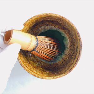 茶筅を使って、抹茶を練ている様子