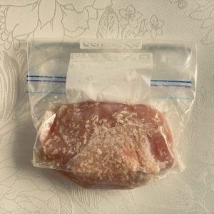 キッチン用ポリ袋に鶏胸肉と玉ねぎ麹大さじ２を入れ、よくまぶした様子