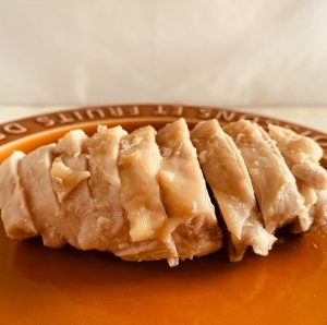 食べやすい大きさにカットされた鶏胸肉が皿に盛られた様子