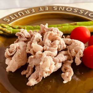 炒められた玉ねぎ麹味の豚肉が皿に盛られた様子