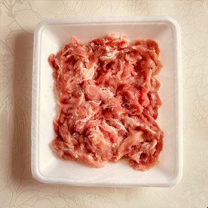 玉ねぎ麹が豚肉に全体的になじんだ様子