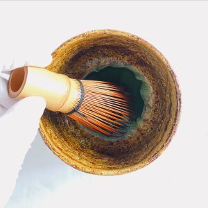 お湯を10ml加え、茶筅で練ている様子
