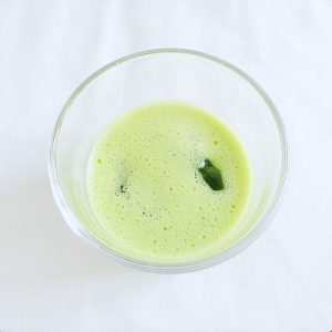 氷２個入りのグラスに入った冷抹茶