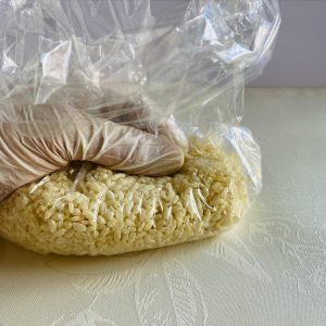 冷凍生麹をキッチン用ポリ袋に入れ、手でほぐしている様子