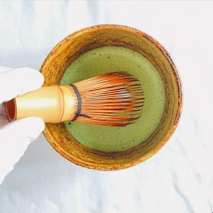 水を40ml加え、すばやく抹茶を点てている様子