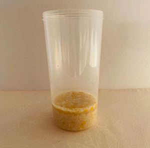 米麹、塩、レモンの皮、水が容器の中で混ぜられた様子