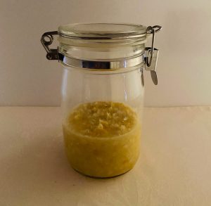 保存容器に、みじん切りにしたレモンと塩を入れ、混ぜた様子