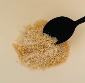ゴムベラで米麹と塩を混ぜている様子